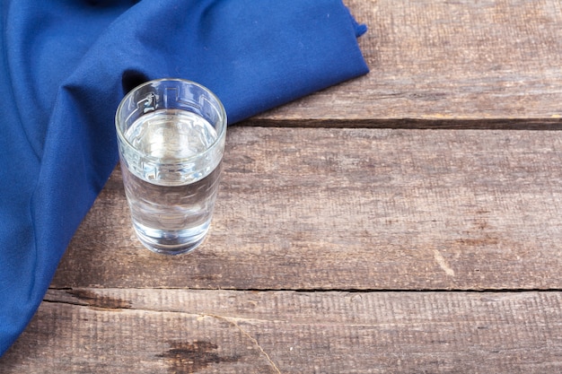 Bicchiere d'acqua su una tavola di legno