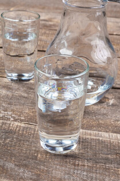 Bicchiere d'acqua su una tavola di legno