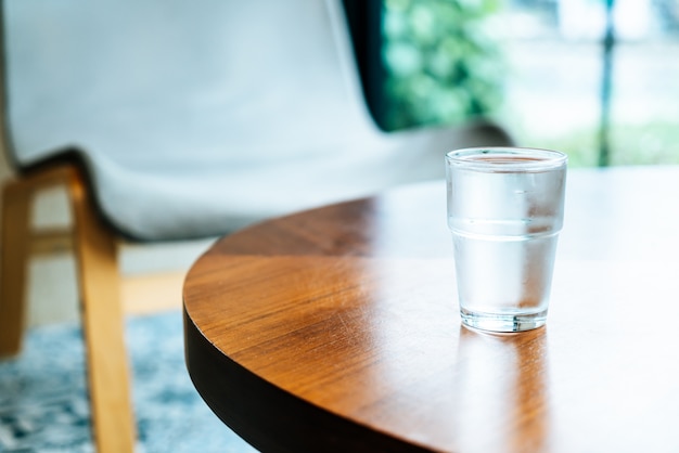 bicchiere d'acqua sul tavolo di legno