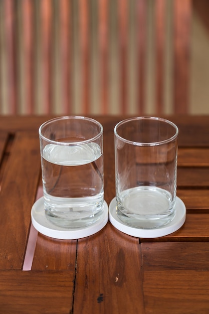 bicchiere d'acqua sul tavolo di legno