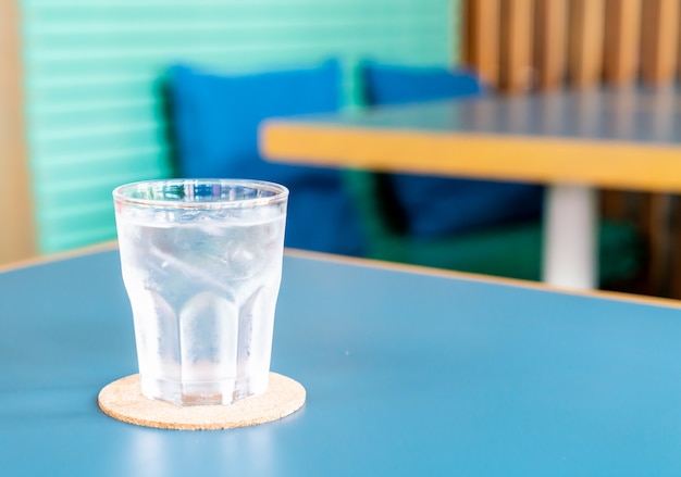 bicchiere d'acqua sul tavolo