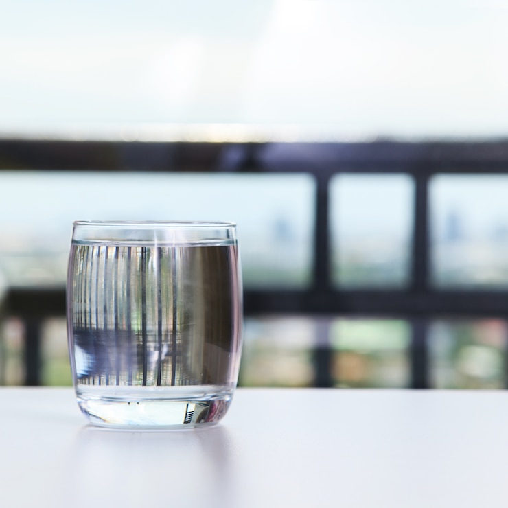 Foto bicchiere d&#39;acqua