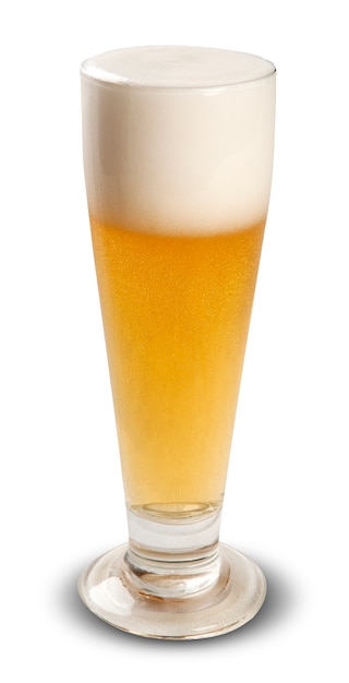 Bicchiere da birra con schiuma su uno spazio bianco.