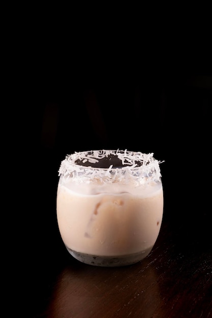 bicchiere da cocktail con bailey e cocco