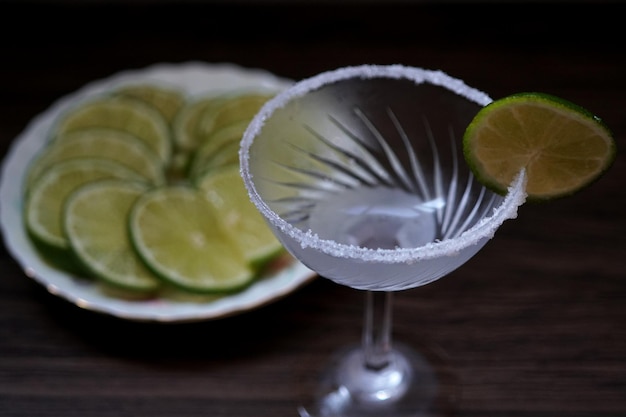 Bicchiere da cocktail con bordo di sale e fette di lime per il cocktail Margarita.