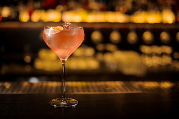 Bicchiere da cocktail con elegante dolce cocktail fresco
