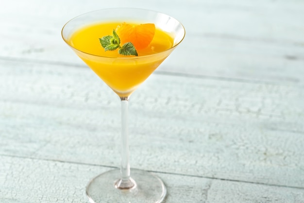 Bicchiere da cocktail con gelatina d'arancia dessert