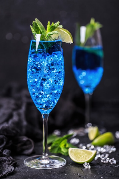 Bicchiere da cocktail con le Hawaii blu. Cocktail alcolico hawaiano blu