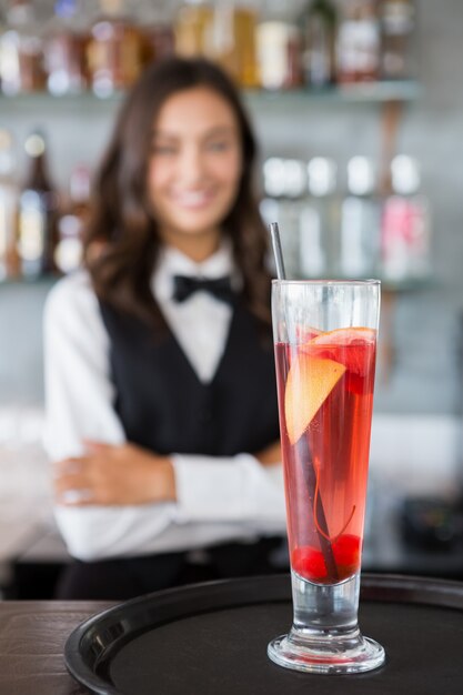 Bicchiere da cocktail nel vassoio con cameriera