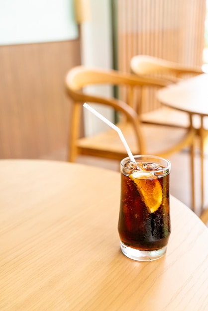 Bicchiere da cola ghiacciato con ghiaccio