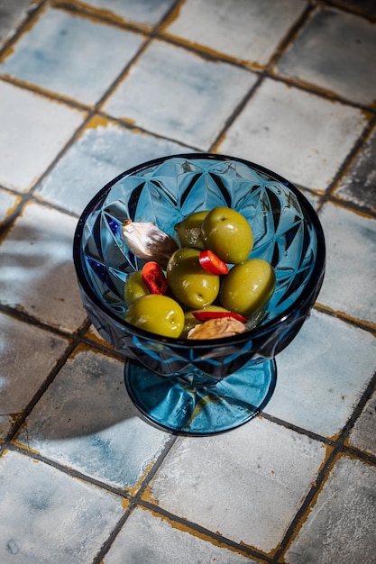 Bicchiere da dessert da crociera verde e frutta Frutta fresca ghiacciata in un pezzo di ghiaccio