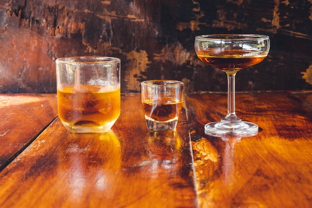Bicchiere da liquore su tavola di legno