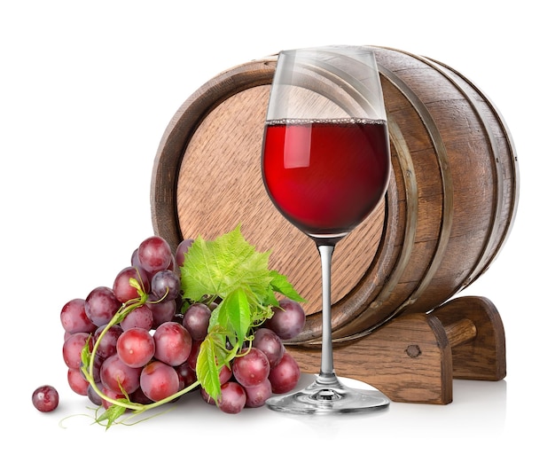 Bicchiere da vino con uva e botte isolato su bianco