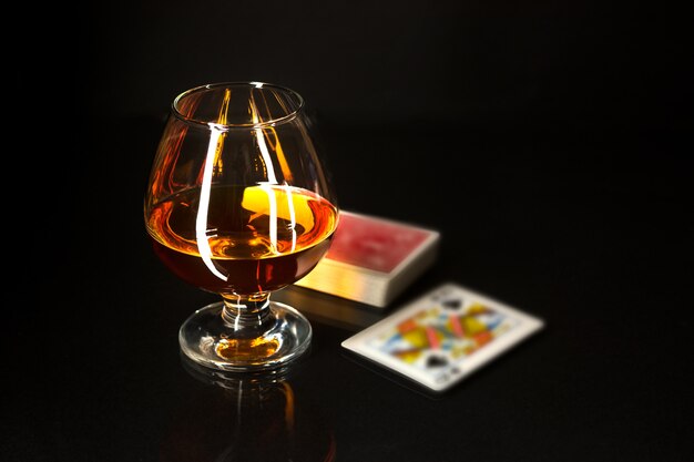 Bicchiere da whisky e carte da gioco