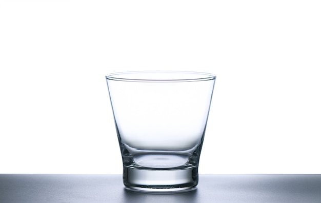 Bicchiere da whisky isolato su sfondo bianco, concetto di vetreria