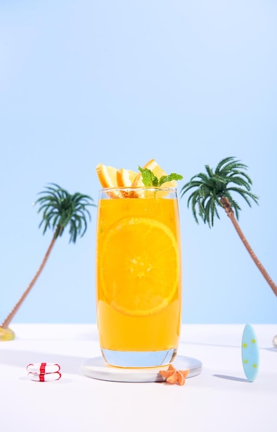 bicchiere di 100 succo d'arancia con fette di arancia frutta sulla spiaggia del mare con sabbia bianca vacanza al mare estiva