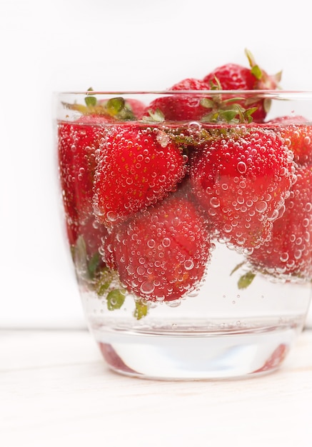 Bicchiere di acqua minerale frizzante con fragole