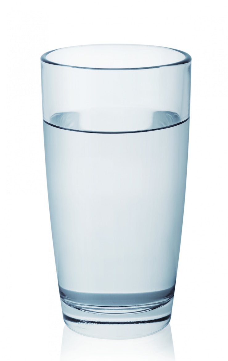 Foto bicchiere di acqua pulita e chiara