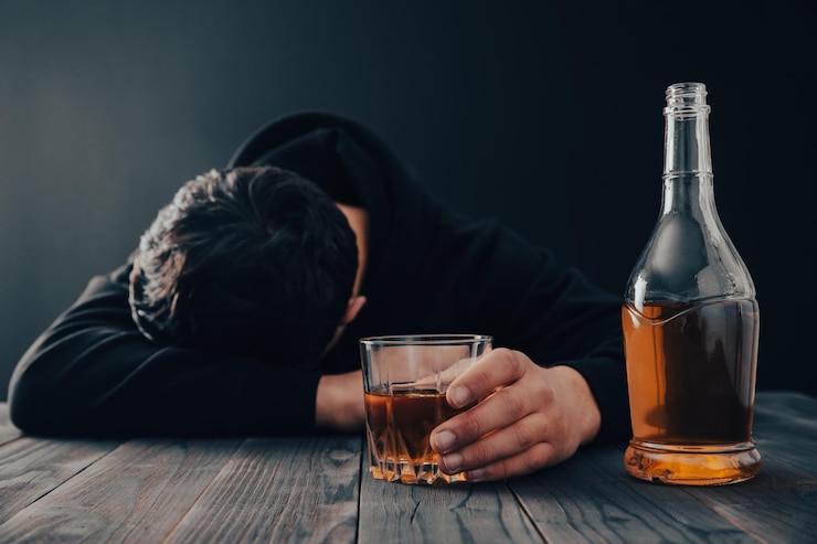 Foto bicchiere di alcol della mano dell'uomo triste