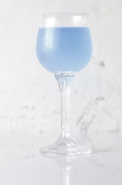 Bicchiere di aviazione cocktail su bianco