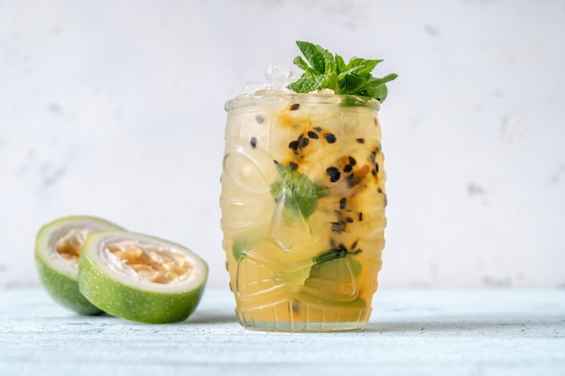 Bicchiere di Bajan Mojito con frutto della passione fresco