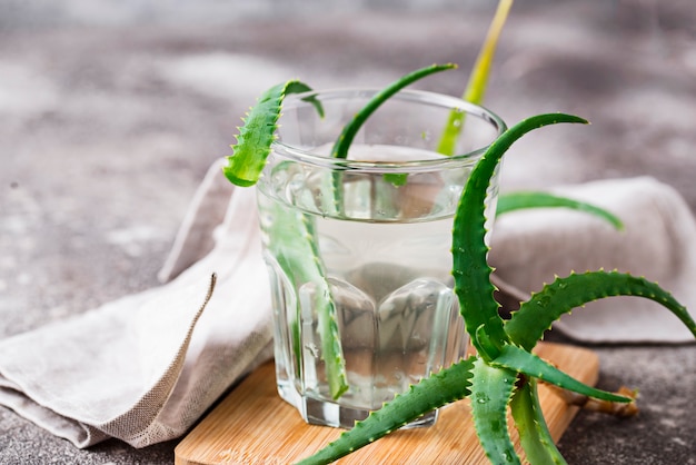 Bicchiere di bevanda sana aloe vera