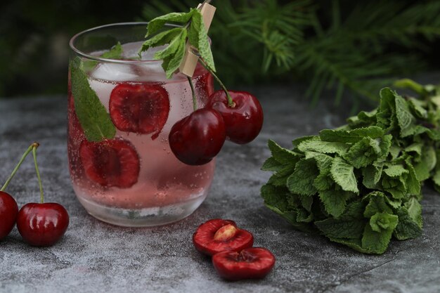 bicchiere di bibita fresca con amarena e menta