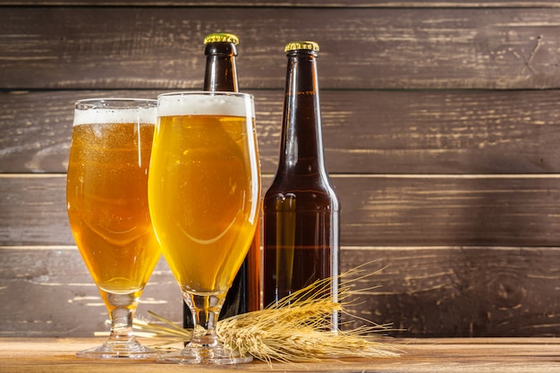 Bicchiere di birra e bottiglia di birra