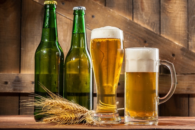 Bicchiere di birra e bottiglia di birra