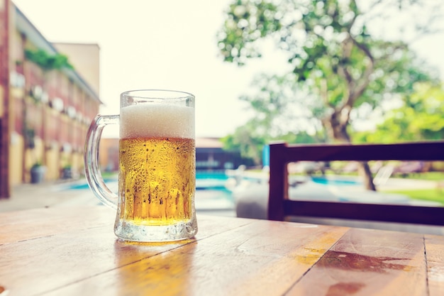 Bicchiere di birra fredda sul tavolo al caffè all'aperto