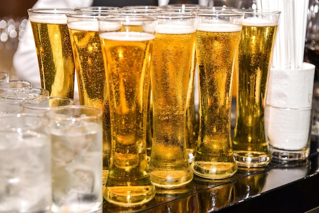 Bicchiere di birra leggera con acqua Festa