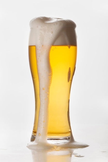 Bicchiere di birra leggera isolato su sfondo bianco