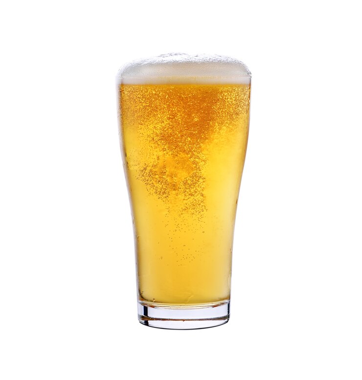 Bicchiere di birra leggera isolato su uno sfondo bianco.
