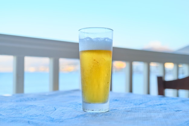 Bicchiere di birra leggera sul tavolo nella caffetteria del resort