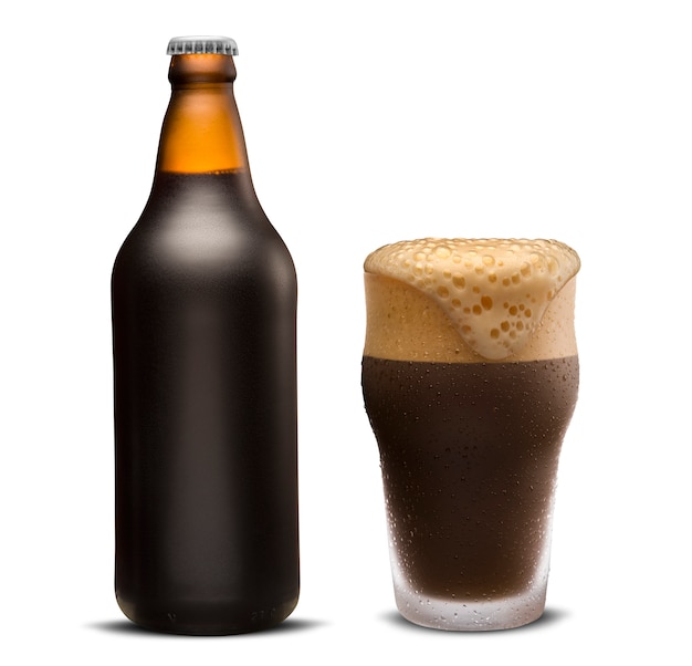 Bicchiere di birra porter e bottiglia marrone isolato su uno sfondo bianco