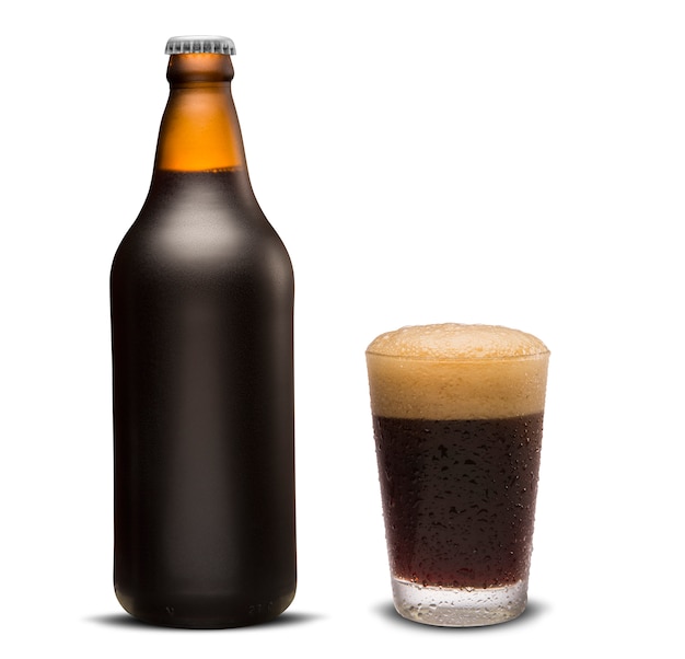 Bicchiere di birra porter e bottiglia marrone isolato su uno sfondo bianco