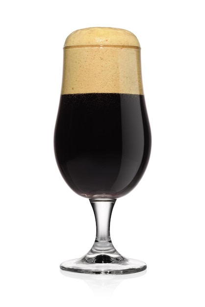 Bicchiere di birra scura stout isolato su un bianco