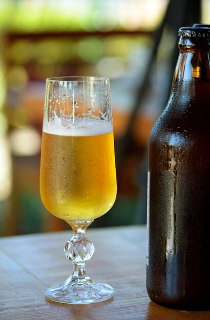 Bicchiere di birra sudato