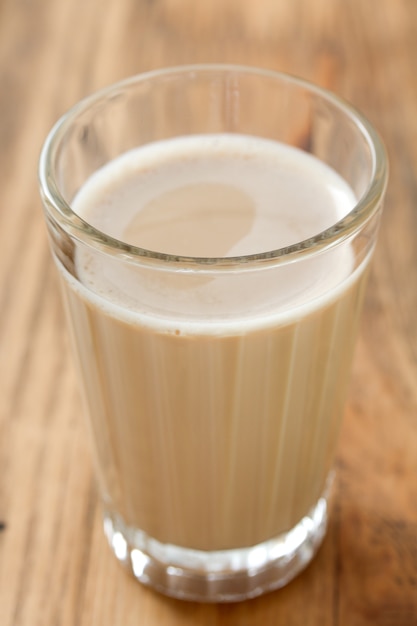 Bicchiere di caffè con latte su di legno marrone