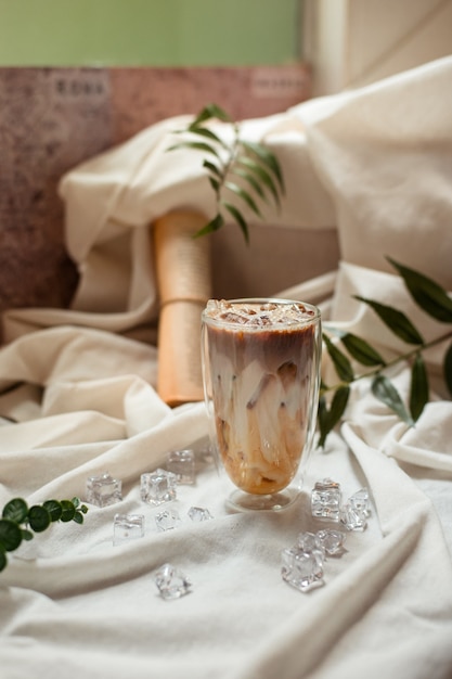 bicchiere di caffè con latte su una tela bianca