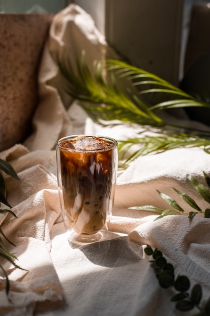 bicchiere di caffè con latte su una tela bianca