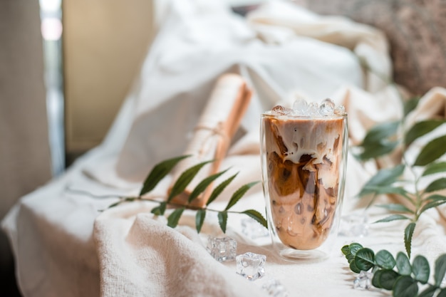 bicchiere di caffè con latte su una tela bianca