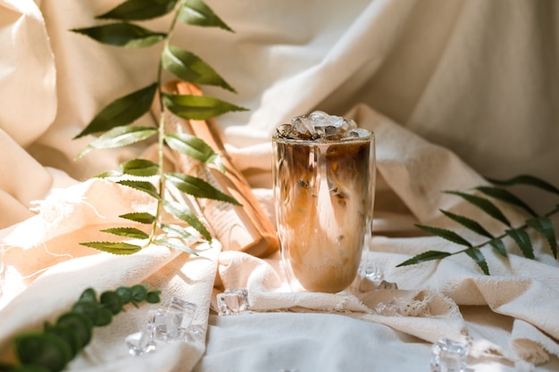 bicchiere di caffè con latte su una tela bianca