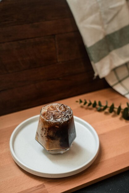 bicchiere di caffè con latte sul tavolo