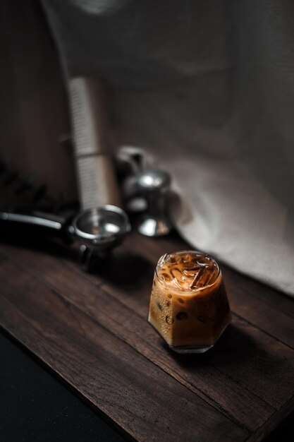 bicchiere di caffè con latte sul tavolo