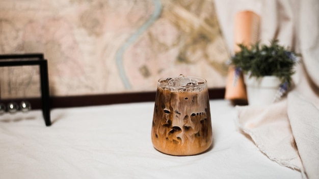 bicchiere di caffè con latte sul tavolo