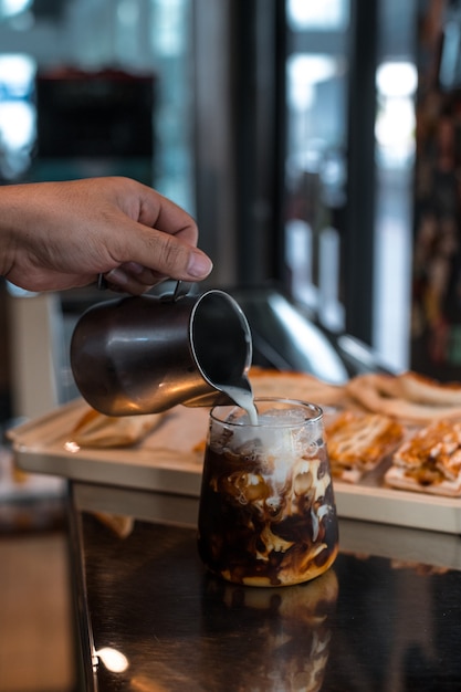 Bicchiere di caffè con latte sul tavolo