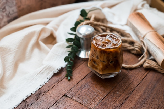 Bicchiere di caffè con latte sul tavolo