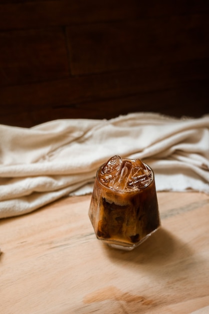 Bicchiere di caffè con latte sul tavolo