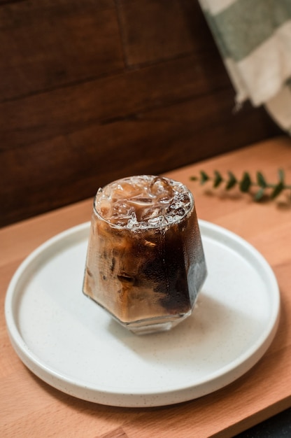 Bicchiere di caffè con latte sul tavolo